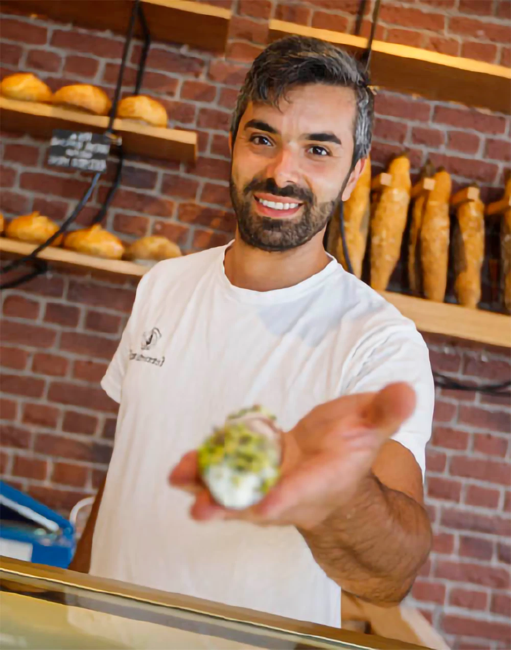 Uno de los tres empleados con uno de nuestros productos en la mano.