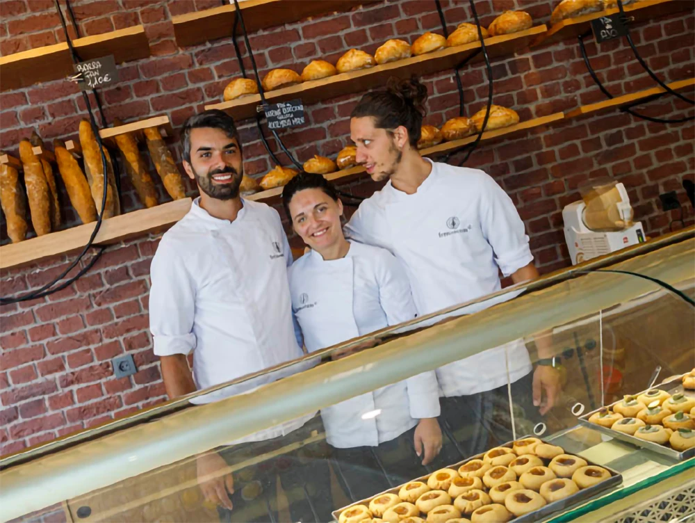 Nosotros dentro de la pastelería.